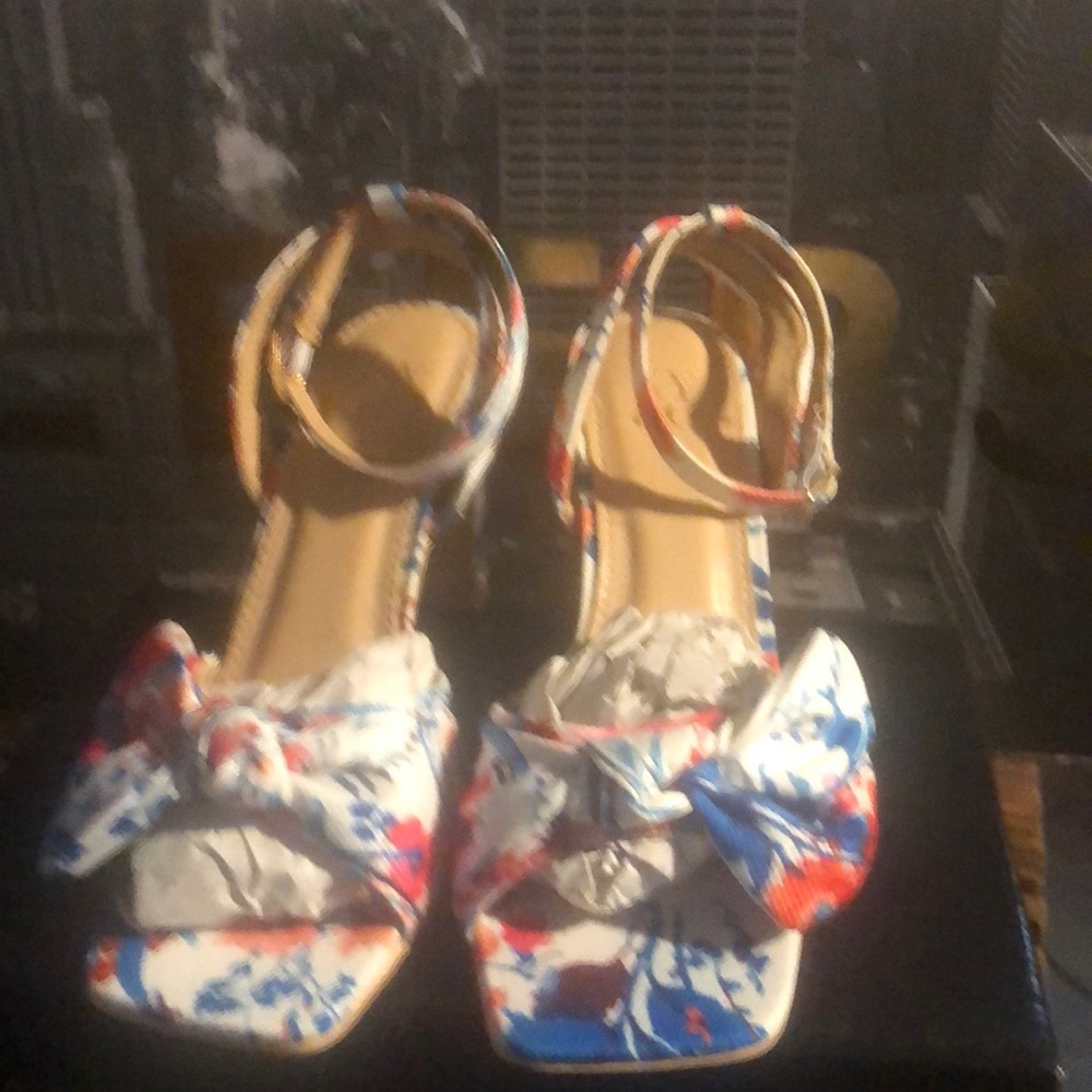Toe out heels with flowers